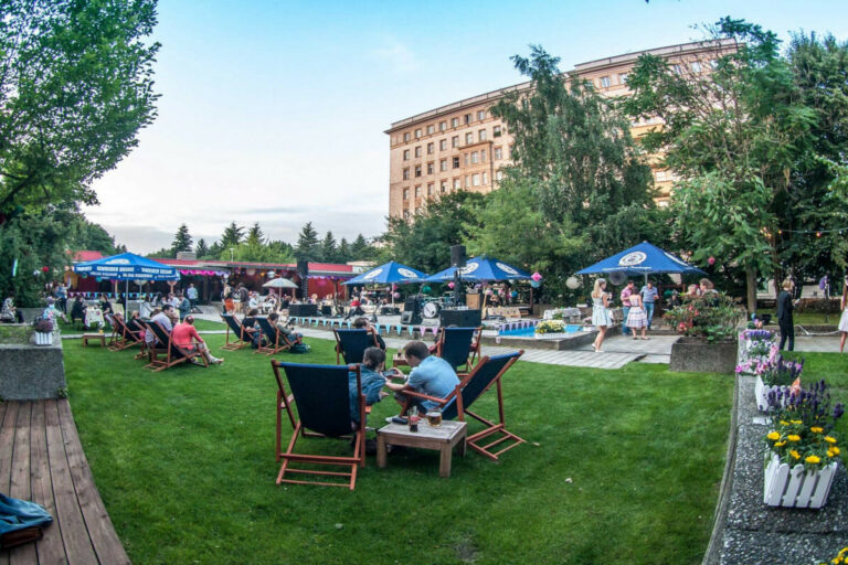 Restaurant Gutschein für James June Sommergarten